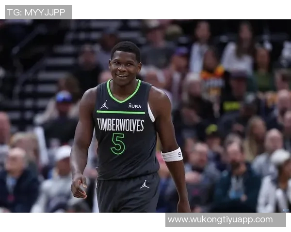 爱德华兹巧妙突破包夹精准传球助攻戈贝尔精彩扣篮得分