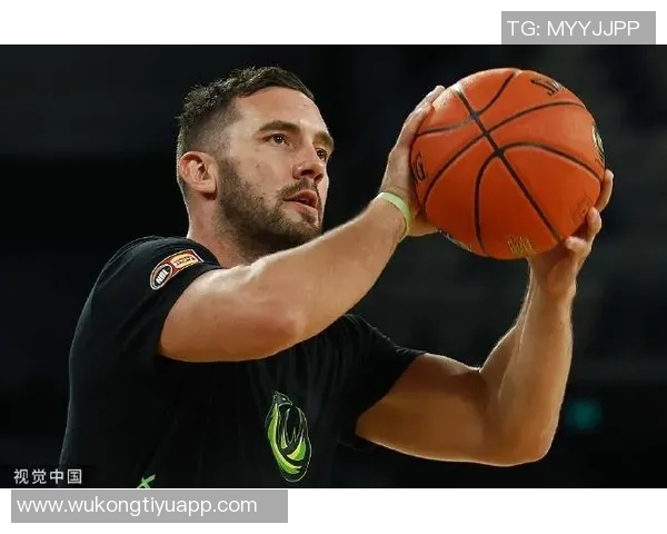 热心市民杰伦布朗发起慈善保龄球赛队友教练及工作人员积极参与助力公益